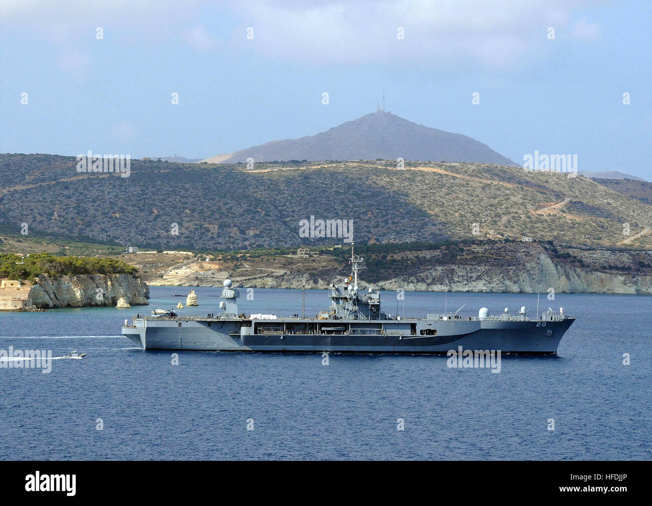 080901-N-0780F-001 SOUDA BAY, Creta (sett. 1, 2008) Il comando di anfibio nave USS Mount Whitney (LCC/JCC 20) si diparte porto di Souda a seguito di una porta di routine visita. Il Monte Whitney è homeported in Gaeta, Italia, dove ha recentemente ricevuto la fornitura di aiuti umanitari destinati alla Repubblica di Georgia. Il Monte Whitney è in transito verso il Mar Nero per la consegna degli aiuti umanitari a carico della Repubblica di Georgia. (U.S. Foto di Marina dal Sig. Paolo Farley/RILASCIATO) 080901-N-0780F-001 Foto Stock