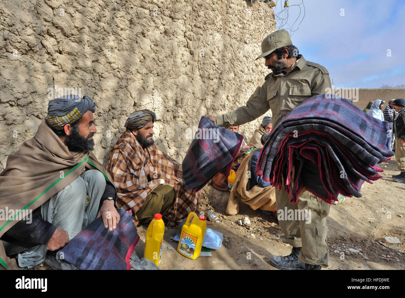 Afghan Polizia Locale distribuire coperte e di altre forme di assistenza umanitaria le forniture per gli abitanti di un villaggio in Shah gioia Distretto, Provincia di Zabul, Afghanistan, gen. 16. ALP è una struttura difensiva, orientata alla comunità la forza che porta la sicurezza e la stabilità in aree rurali dell'Afghanistan. (U.S. Foto di Marina di Massa lo specialista di comunicazione 2a classe Jon Rasmussen / Non rilasciato) ALP, l Operazione Enduring Freedom 120116-N-CI175-087 Foto Stock