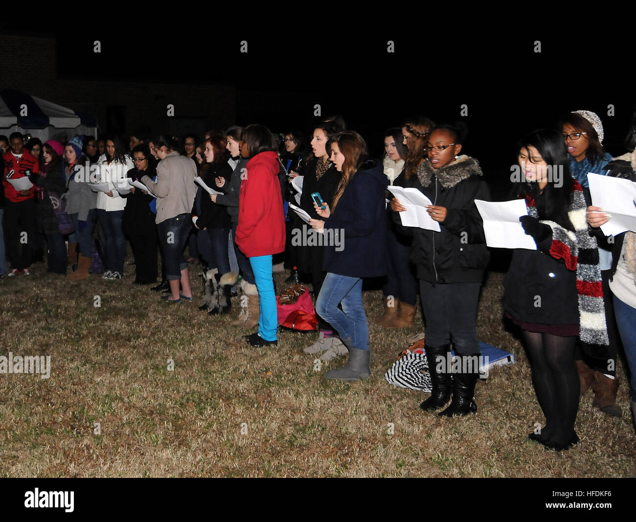 121130-N-ZE938-097.Virginia Beach, Va. (nov. 30, 2012) -- Il Virginia Beach, Va. Salem High School choir esegue canti di Natale durante l'annuale cerimonia di illuminazione per la vecchia Cape Henry Lighthouse sul giunto di base Expeditionary poco Creek-Fort Story, nov. 30. Quest'anno la cerimonia è stata aperta al pubblico per la prima volta poiché l'evento iniziato 20 anni fa. (U.S. Foto di Marina di Massa lo specialista di comunicazione di terza classe Frank J. Pikul/RILASCIATO) annuale cerimonia di illuminazione 121130-N-ZE938-097 Foto Stock