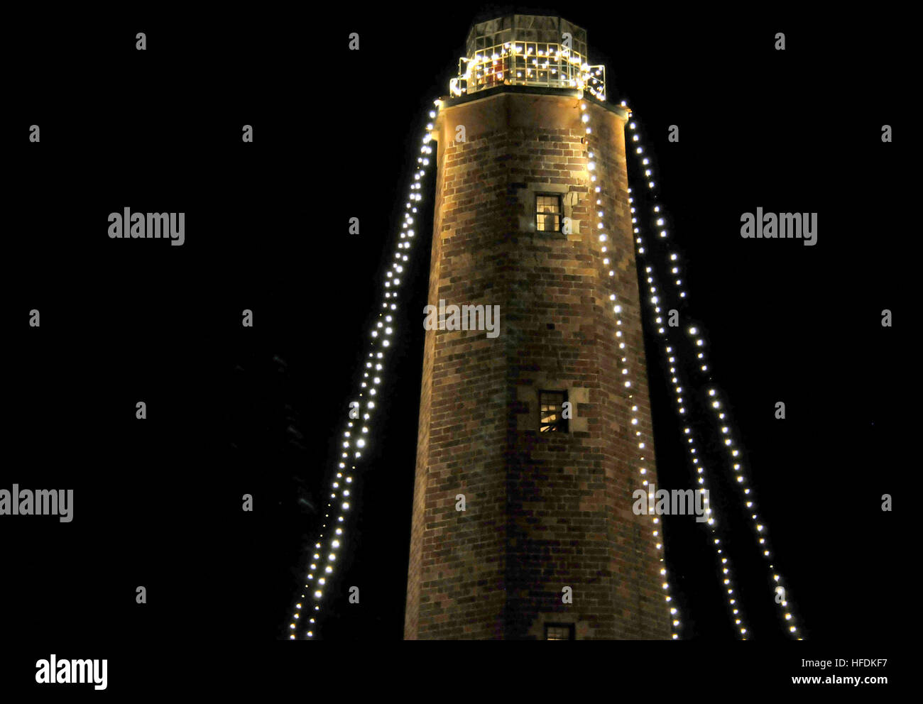121130-N-ZE938-110.Virginia Beach, Va. (nov. 30, 2012) -- la vecchia Cape Henry Lighthouse è illuminato con luci di Natale durante l'annuale cerimonia di illuminazione sul giunto di base Expeditionary poco Creek-Fort Story, nov. 30. Quest'anno la cerimonia è stata aperta al pubblico per la prima volta poiché l'evento iniziato 20 anni fa. (U.S. Foto di Marina di Massa lo specialista di comunicazione di terza classe Frank J. Pikul/RILASCIATO) annuale cerimonia di illuminazione 121130-N-ZE938-110 Foto Stock
