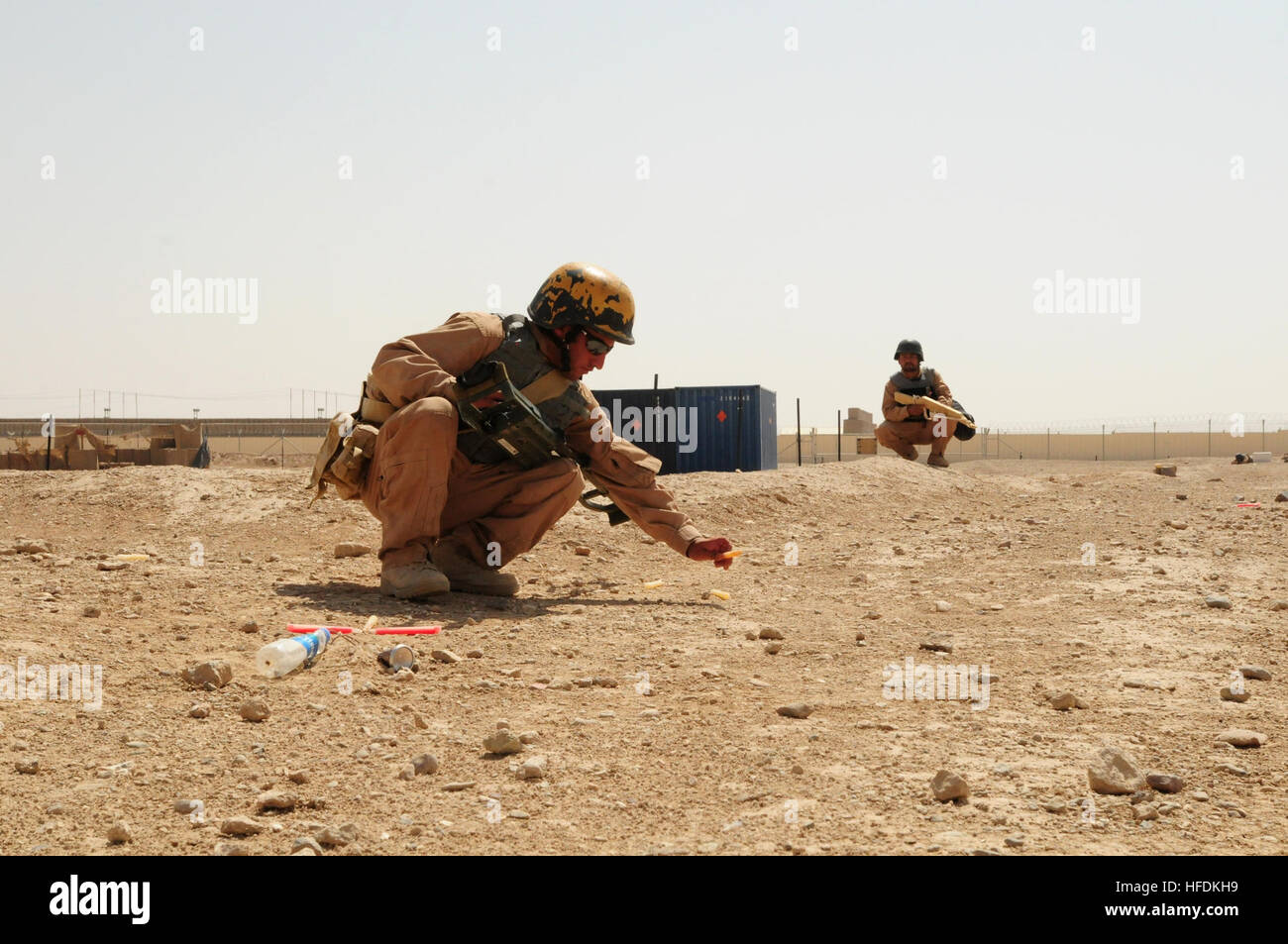 Esercito Nazionale Afghano soldati partecipano in un esercizio di formazione come parte dell'esplosivo pericolo corso di riduzione a Camp Leatherneck. Le forze di sicurezza nazionali afgane hanno preso il filo in corsa e istruire il EHRC qui. ANSF farsi portare in contro-IED formazione 120709-N-LT973-886 Foto Stock
