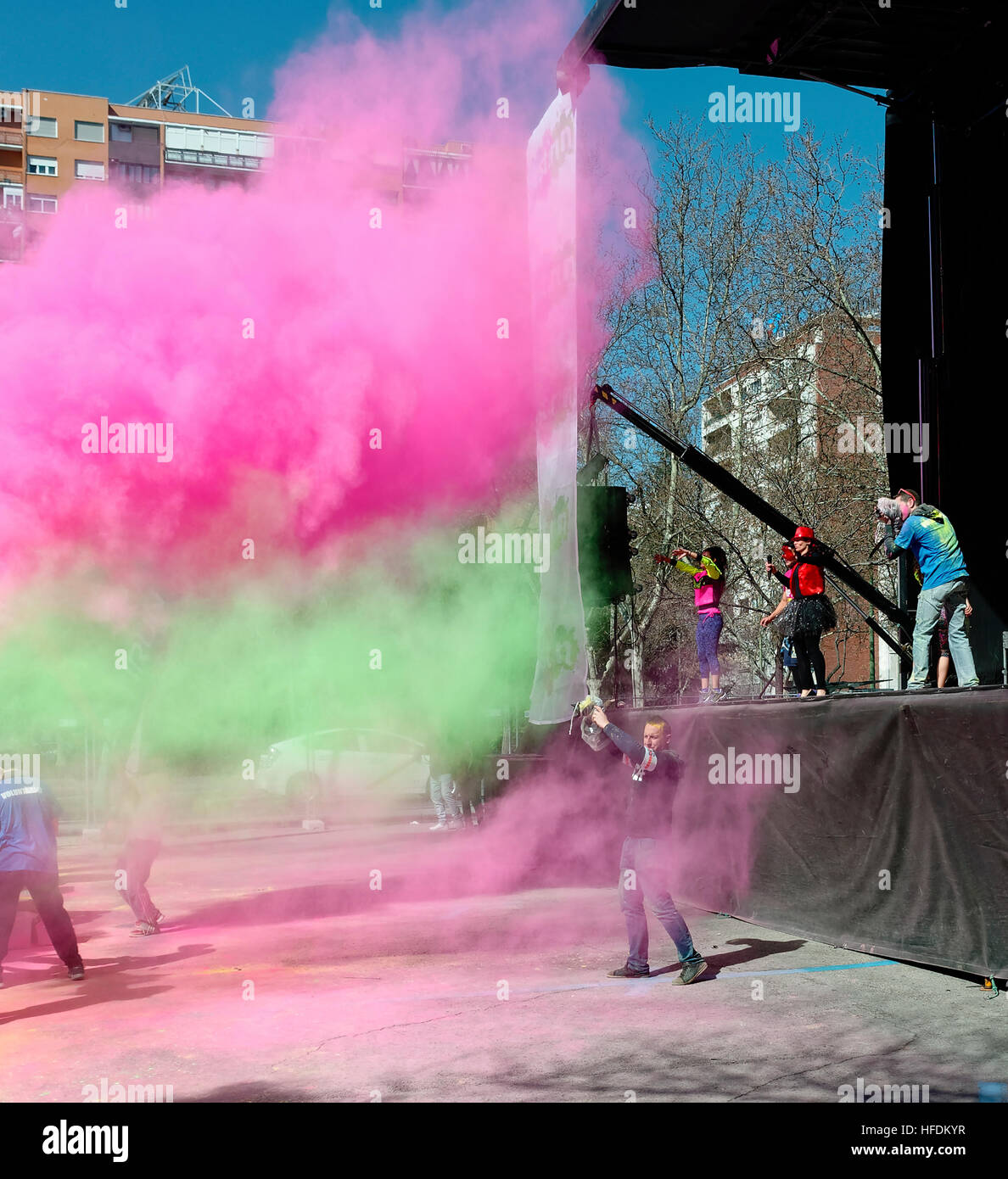 Di colore verde e rosa polvere spruzzata su un giovane ben educato rave party folla a Milano Foto Stock