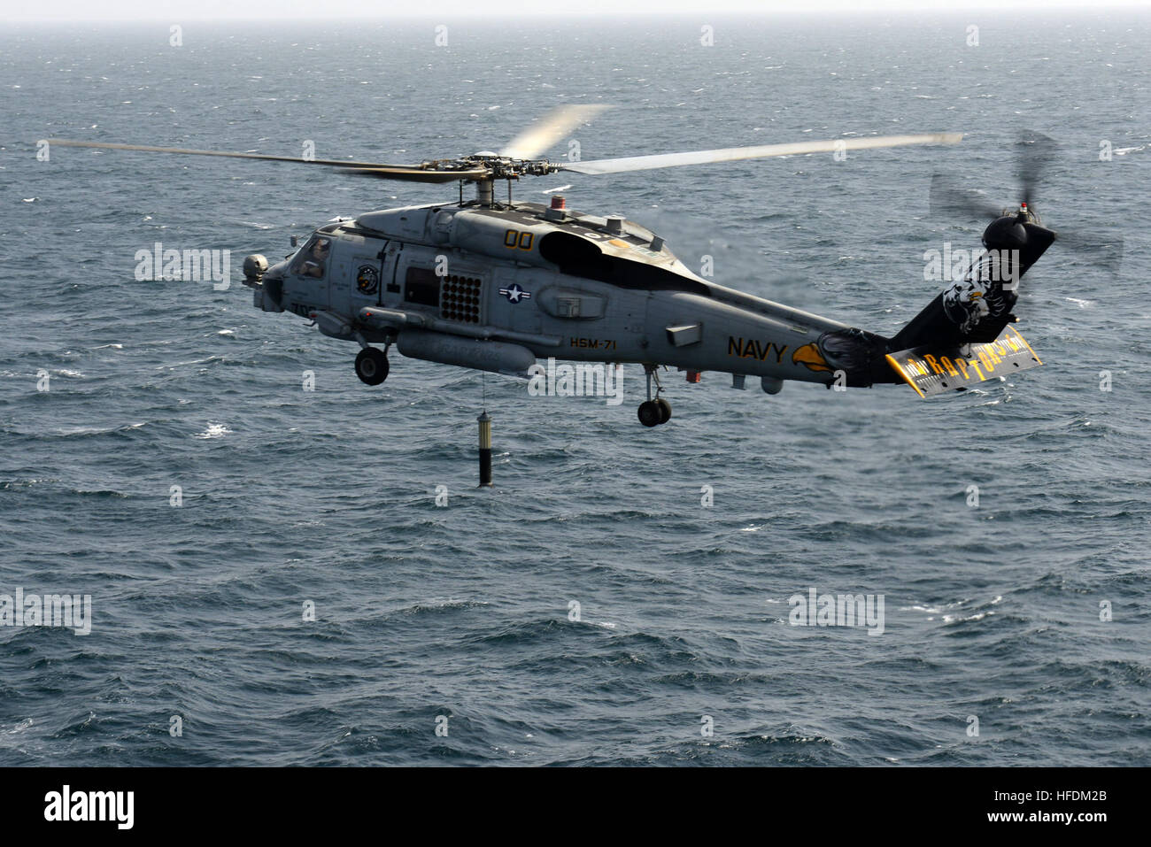 Stati Uniti 5TH FLOTTA AREA DI RESPONSABILITÀ (feb. 15, 2013) un MH-60R Sea Hawk da rapaci di elicottero Maritime Strike Squadron (HSM) 71 assegnato alla portaerei USS John C. Stennis (CVN 74) prove abbassare un sonar di immersione. John C. Stennis è distribuito negli Stati Uniti Quinta Flotta area di responsabilità condurre le operazioni di sicurezza marittima, teatro la cooperazione in materia di sicurezza gli sforzi e le missioni di sostegno per l'Operazione Enduring Freedom. (U.S. Foto di Marina di Massa lo specialista di comunicazione 2a classe Kenneth Abbate/RILASCIATO) 130215-N-OY799-114 Unisciti alla conversazione http://www.facebook.com/USNavy http://ww Foto Stock