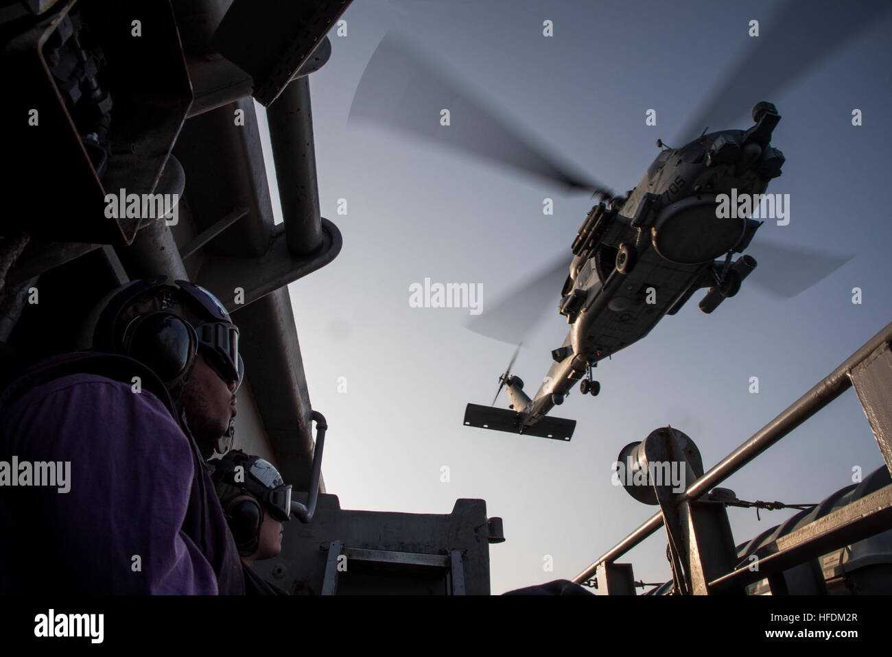 Stati Uniti 5TH FLOTTA AREA DI OPERAZIONI (nov. 26, 2016) un MH-60R Sea Hawk elicottero assegnato alla palude volpi di elicottero Maritime Strike Squadron (HSM) 74 si prepara ad atterrare sul ponte di volo della portaerei USS Dwight D. Eisenhower CVN (69). Il vettore Strike gruppo vengono distribuiti a supporto di funzionamento inerenti risolvere, le operazioni di sicurezza marittima e di teatro la cooperazione in materia di sicurezza gli sforzi negli Stati Uniti Quinta Flotta area di operazioni. (U.S. Navy foto di Sottufficiali di terza classe Nathan T. barba/rilasciato)161126-N-QI061-276 Unisciti alla conversazione: http://www.navy.mil/viewGallery.asp http://www Foto Stock