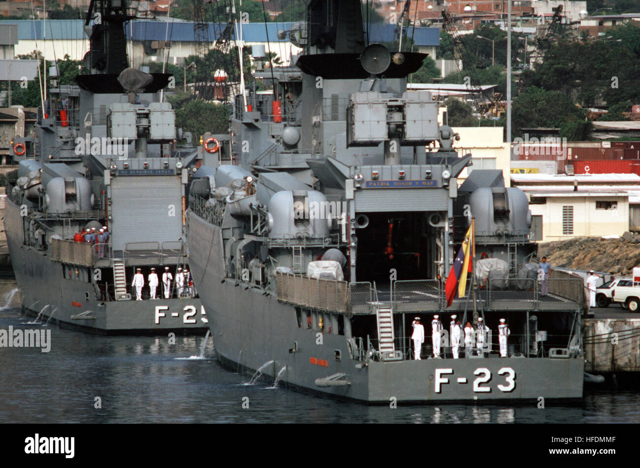 Equipaggio a bordo il venezuelano fregate URDANETA GENERALE (F 23) e SALOM GENERALE (F 25), sfondo, salutate come il venezuelano colori vengono sollevati durante il funzionamento UNITAS XXV. ARV Urdaneta Generale (F-23) y ARV Sal generale%%%%%%%%C3%%%%%%%%B3M (F-25) - 1984-08269 Foto Stock
