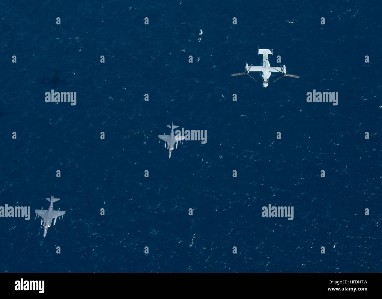 150703-N-NP779-249 OCEANO INDIANO (3 luglio 2015) AV-8B Harrier getti attaccato al Marine squadrone di attacco (VMA) 311 e un MV-22 Osprey tiltrotor velivolo collegata al mezzo marino Tiltrotor Squadron (VMM) 265 (rinforzato) volare in formazione al largo della costa occidentale di australiano. Bonhomme Richard è la nave di piombo del Bonhomme Richard Expeditionary Strike gruppo ed è di pattuglia NEGLI STATI UNITI 7 flotta area di operazioni. (U.S. Foto di Marina di Massa lo specialista di comunicazione 1a classe Ty C. Connors/RILASCIATO) AV-8B Harriers del VMA-311 in volo con VMM-265 MV-22B nel luglio 2015 Foto Stock