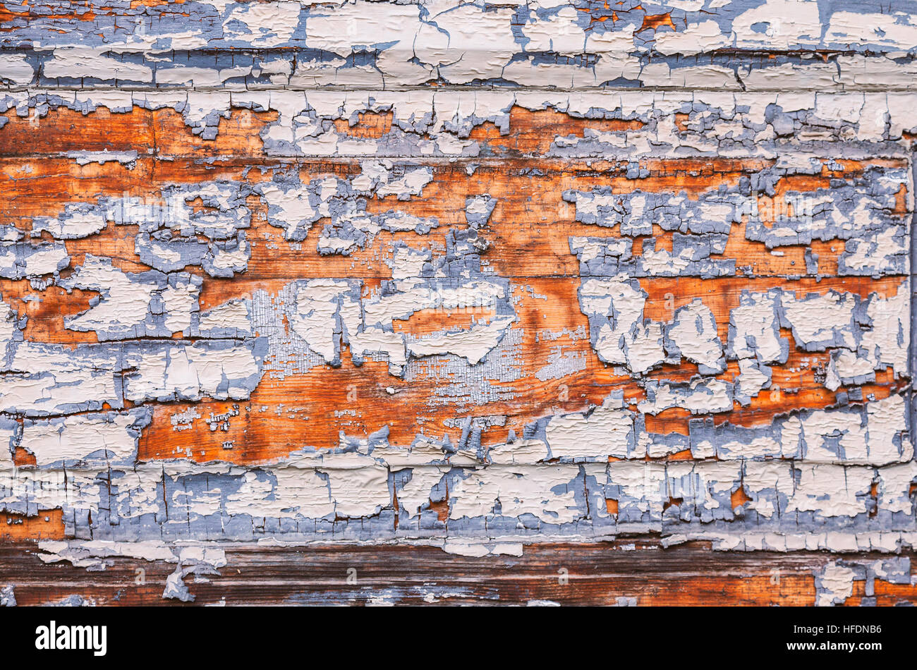 Immagine di secche e screpolate paint cade fuori di tavole di legno. Foto Stock