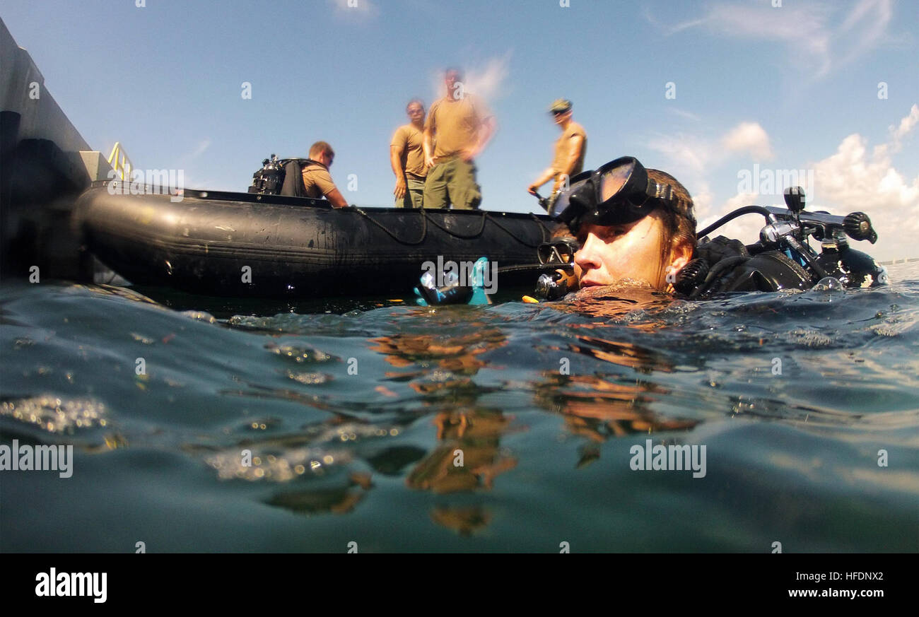 Un membro del Underwater Construction Team 2 esegue il restauro strutturale dei pali versando cemento presso i moli dell'hotel sulla base congiunta Pearl Harbor-Hickam, supportando le operazioni navali e del corpo dei Marines attraverso l'ispezione, la riparazione e la manutenzione delle strutture oceaniche. Foto Stock