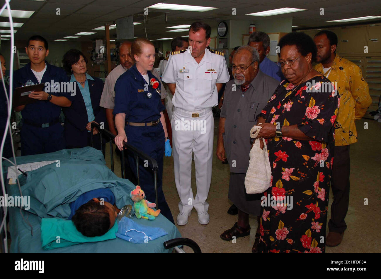 Il tenente j.g. Jessica Smith, infermiera assegnata al paziente la camera di recupero a bordo del militare comando Sealift nave ospedale USNS Misericordia, dà un tour al Primo Ministro di Papua Nuova Guinea Sir Michael Somare. Pacific Partnership è a quattro mesi di missione umanitaria fornendo engineering, civico, mediche e di assistenza dentale per il sud-est asiatico e in Oceania. La visita del Primo Ministro 109478 Foto Stock
