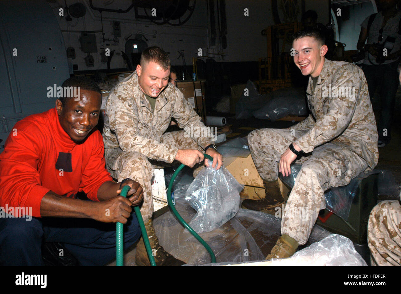 I marinai e i Marines a bordo dell'assalto anfibio nave USS Kearsarge (LHD 3) riempire sacchi di acqua per la distribuzione alle vittime del ciclone tropicale Sidr in Bangladesh. Kearsarge e avviato il ventiduesimo Marine Expeditionary Unit (operazioni speciali in grado) sono in conduzione assistenza umanitaria/cisaster soccorsi in risposta al governo del Bangladesh di richiesta di assistenza dopo il ciclone tropicale Sidr hanno colpito i loro costa meridionale, nov. 15. La tempesta ha causato la morte di oltre 3 mila persone e ha lasciato centinaia di migliaia di senzatetto. Il Dipartimento della Difesa di sforzo è parte di un più ampio respiro NEGLI STATI UNITI Foto Stock