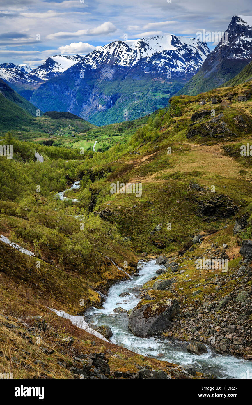 La neve che si scioglie rapidamente in movimento verso il Fiordo di Geiranger. Nei pressi di Geiranger, Norvegia. Foto Stock