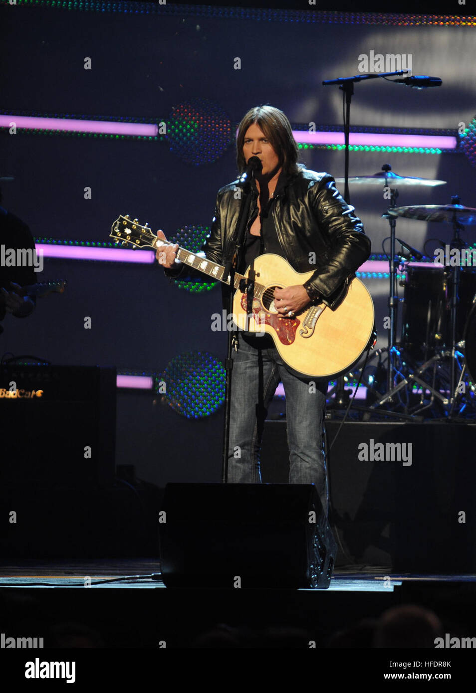 Billy Ray Cyrus e sua figlia Miley Cyrus esibirsi al inaugurale ÒKids: Siamo FutureÓ concerto al Verizon Center nel centro cittadino di Washington D.C., Gennaio 19, 2009. Michelle Obama, moglie del Presidente eletto Barack Obama, insieme con le figlie Malia e Sasha, erano presenti. (DoD foto di comunicazione di massa Specialist 1a classe Mark O'DDonald, U.S. Navy/RILASCIATO) Billy Ray Cyrus a bambini concerto inaugurale Foto Stock
