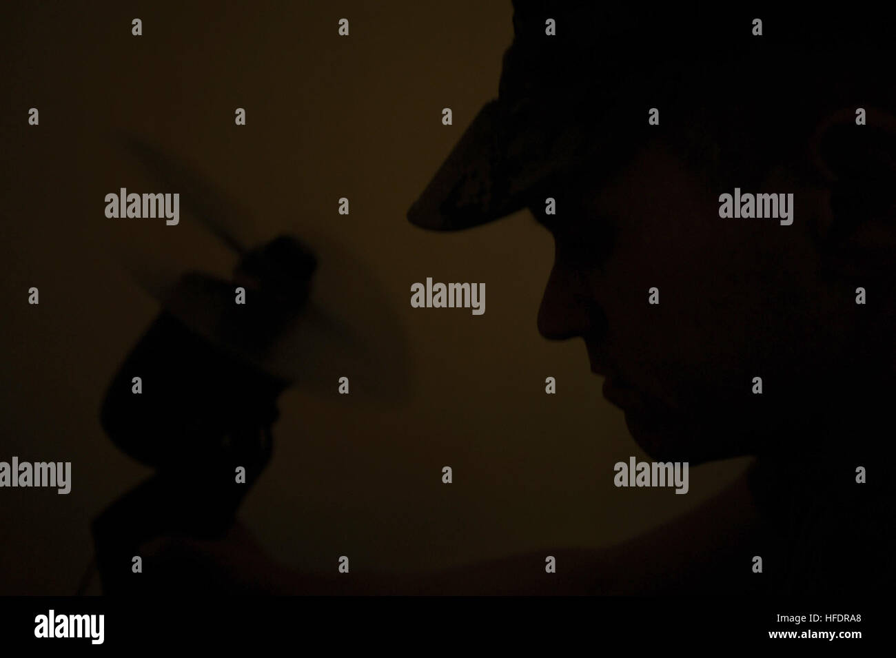 Il personale della Joint Civil Military Operations Task Force installa i tifosi in una casa per bambini a San Narciso, sostenendo l'assistenza umanitaria e i soccorsi in caso di calamità durante Balikatan 2013. Foto Stock