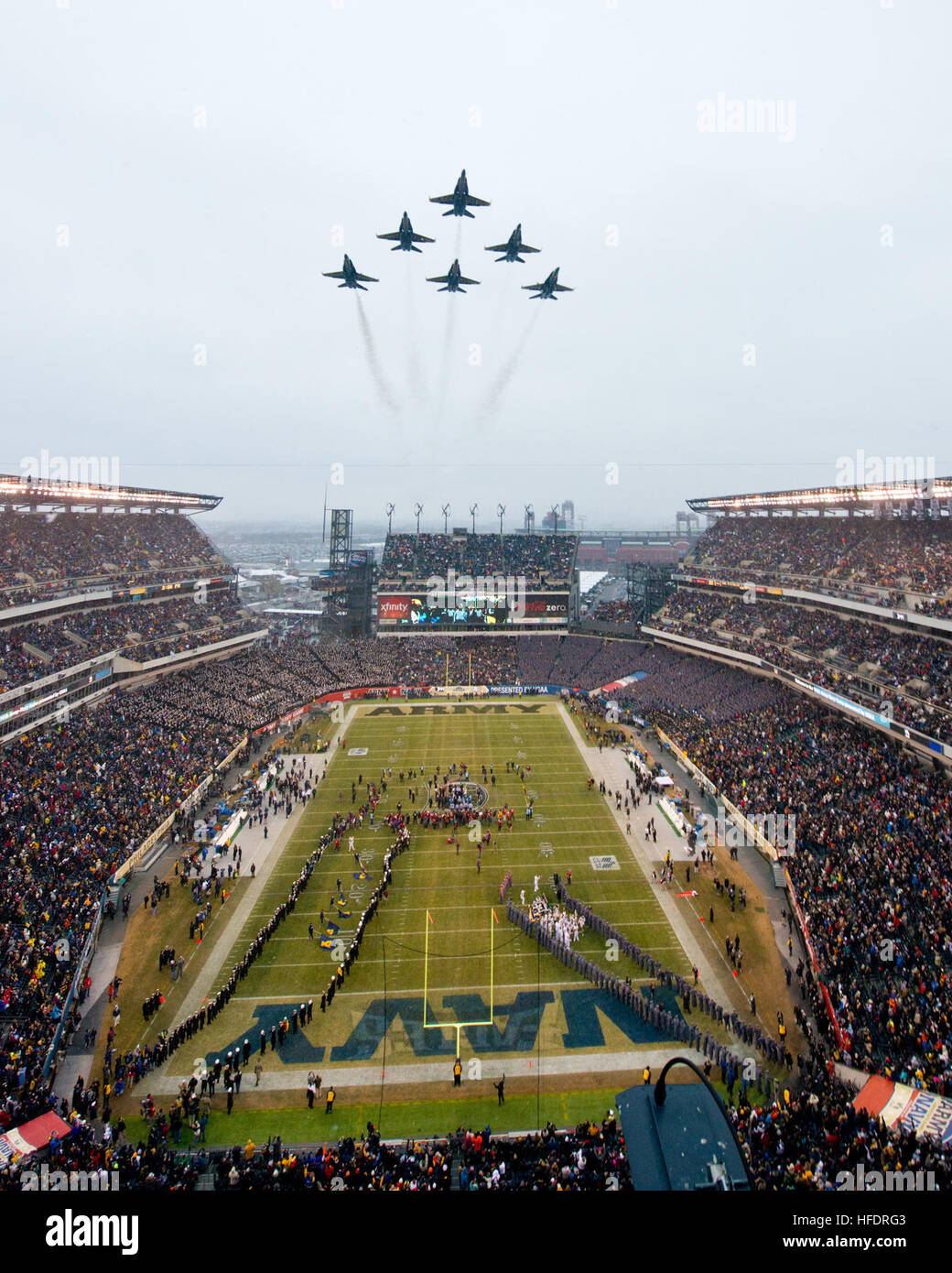 PHILADELPHIA (dec. n. 14, 2013) - I PILOTI assegnati per gli Stati Uniti Navy dimostrazione di volo squadrone, Blue Angels, eseguire un cavalcavia prima del calcio d'inizio all'associazione atletica collegiale nazionale (NCAA) partita di calcio tra la U.S. Accademia Navale (marina) e gli Stati Uniti Accademia militare (esercito) al Lincoln Financial Field di Philadelphia, Sabato, Dicembre 14, 2013. (U.S. Foto di Marina di Massa lo specialista di comunicazione 1a classe Michael Lindsey /rilasciato) Blue Angels volare sul gioco Army-Navy 131214-N-SN160-031 Foto Stock