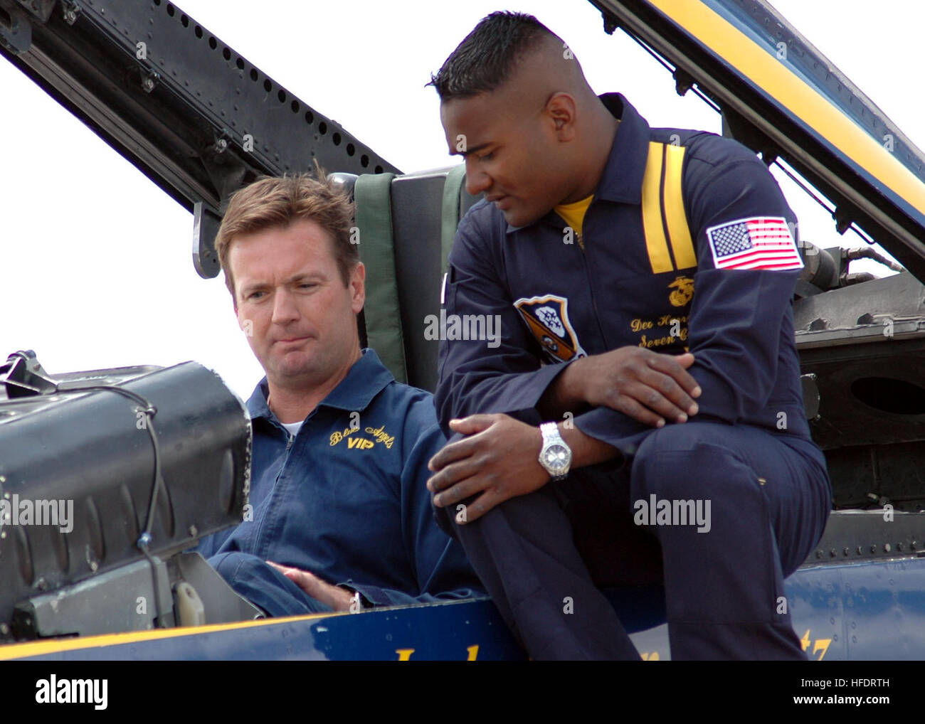 060510-N-1328C-495 Fort Worth, Texas (10 maggio 2006) - Sgt. Deo Harrypersaud, capo equipaggio di Blue Angels #7 piano, discutere della sicurezza con università di Oklahoma capo allenatore di calcio Bob China prima del suo volo con gli Stati Uniti La marina di dimostrazione di volo team, Blue Angels. Stati Uniti Navy foto di Chief Fotografo compagno del Eric A. Clemente (rilasciato) Bob China Foto Stock