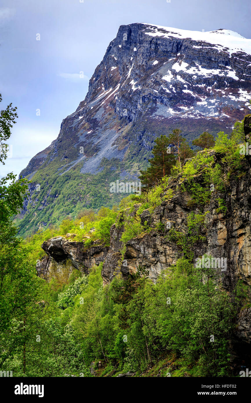 Le ripide pareti del Fiordo di Geiranger. Nei pressi di Geiranger, Norvegia. Foto Stock