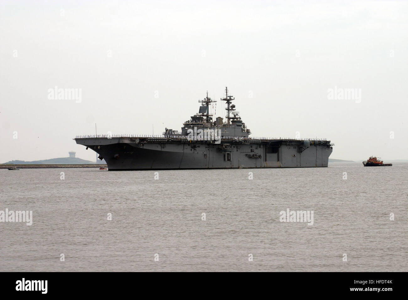 070628-N-8110K-005 Boston (28 giugno 2007) - USS Wasp (LHD 1) entra nel porto di Boston per un porto visita a kick off Boston navy settimana. Molti eventi sono programmati per l'equipaggio del Norfolk basato multi-purpose Amphibious Assault ship nel centro storico della città tra cui una comunità progetto di servizio presso il New England rifugio per senzatetto veterani, un "Caps per bambini" visita all'ospedale per bambini e il Fondo di Jimmy Clinic presso il cancro Dana-Farber Institute e la presentazione di colori a Boston Red Sox gioco. La settimana è uno dei 26 Navy settimane previsto attraverso l'America nel 2007. Navy settimane sono progettati per mostrare Foto Stock