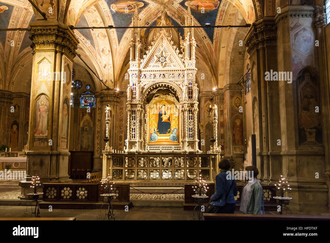 Firenze, Italia - 5 Novembre 2016: i visitatori nella chiesa di Orsanmichele a Firenze città. Vi è Andrea Orcagna il tabernacolo gotico (1355-59) con vecchi Foto Stock