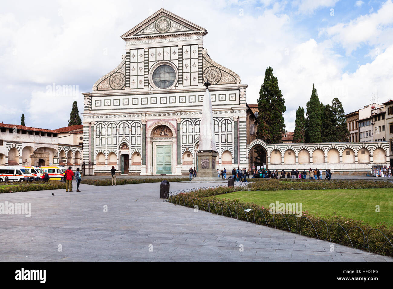 Firenze, Italia - 7 Novembre 2016: le persone sulla piazza vicino alla chiesa di Santa Maria Novella di Firenze in Firenze. È la prima grande basilica in Florenc Foto Stock