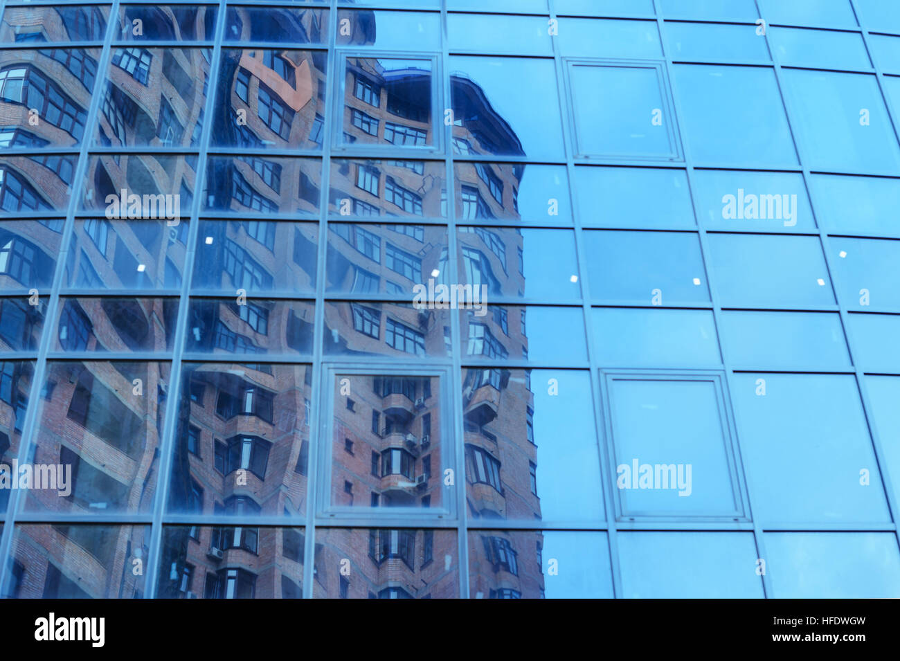 Visualizzazione di edificio multipiano in un ufficio di vetro Foto Stock