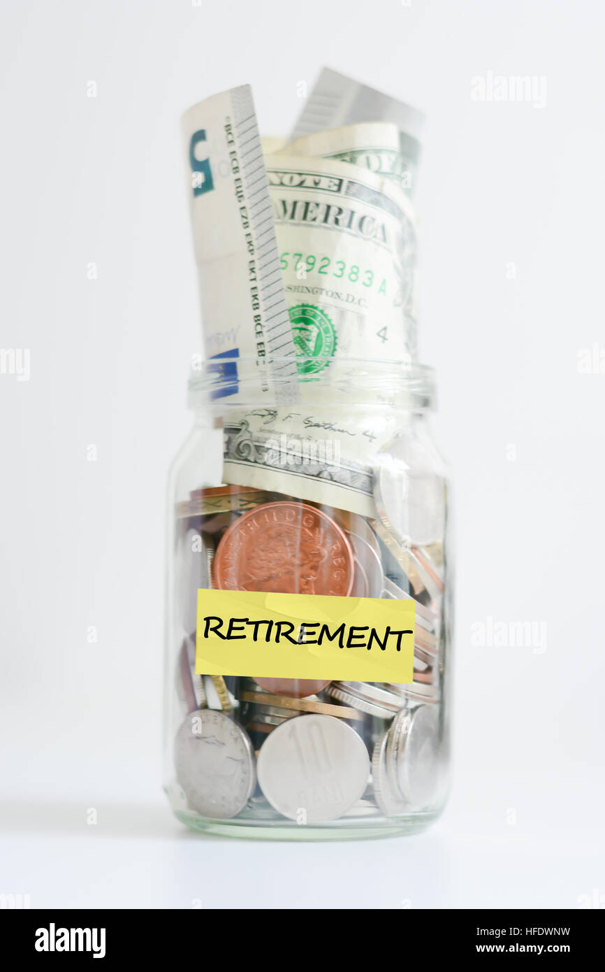 Piano di pensionamento concetto illustrato con monete e un vaso Foto Stock