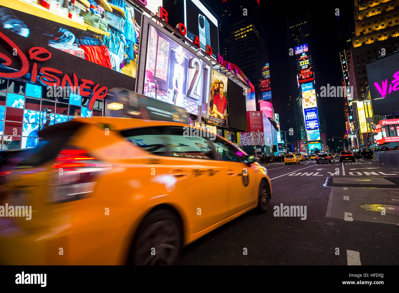 NEW YORK CITY - 23 dicembre 2016: Taxi passa Times Square in motion blur come la città si prepara per il cenone di fine anno. Foto Stock