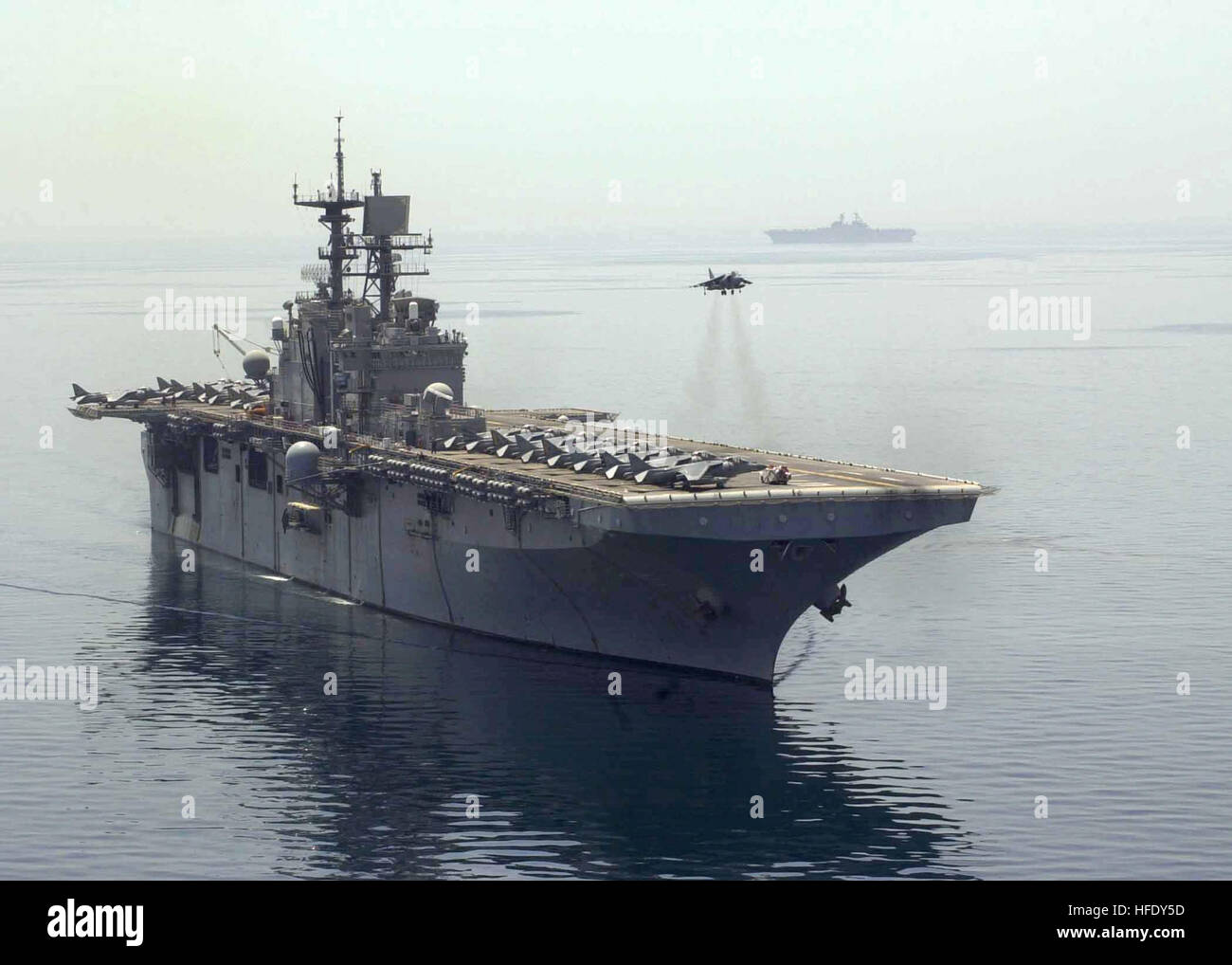 030425-N-4008C-508 Mar Rosso (apr. 25, 2003) -- Un AV-8B Harrier aereo vola sopra il ponte di volo dell'assalto anfibio nave USS Bataan (LHD 5) come il pilota effettua un atterraggio verticale. Il Bataan era soprannominato 'Harrier Carrier" durante l'Operazione Iraqi Freedom, multi-nazionali della Coalizione sforzo per liberare il popolo iracheno, eliminare IraqÕs armi di distruzione di massa e la fine del regime di Saddam Hussein. Stati Uniti Navy foto di PhotographerÕs Mate 3° di classe Jonathan Carmichael. (Rilasciato) Navy US 030425-N-4008C-508 Un AV-8B Harrier aereo vola sopra il ponte di volo dell'assa anfibio Foto Stock 030425-N-4008C-508 Mar Rosso (apr. 25, 2003) -- Un AV-8B Harrier aereo vola sopra il ponte di volo dell'assalto anfibio nave USS Bataan (LHD 5) come il pilota effettua un atterraggio verticale. Il Bataan era soprannominato 'Harrier Carrier" durante l'Operazione Iraqi Freedom, multi-nazionali della Coalizione sforzo per liberare il popolo iracheno, eliminare IraqÕs armi di distruzione di massa e la fine del regime di Saddam Hussein. Stati Uniti Navy foto di PhotographerÕs Mate 3° di classe Jonathan Carmichael. (Rilasciato) Navy US 030425-N-4008C-508 Un AV-8B Harrier aereo vola sopra il ponte di volo dell'assa anfibio Foto Stock