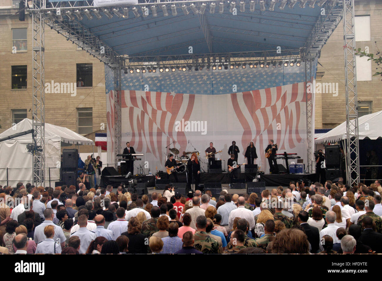 040521-N-0576H-002 Pentagono a Washington, D.C. (21 maggio 2004) - cantante country, Wynonna Judd esegue in concerto al Pentagono per il personale militare e civile. Il Dipartimento della difesa e la United Services Organization (OSU), in riconoscimento del militare nazionale apprezzamento mese, sponsorizzato il Concerto evento. Stati Uniti Navy foto dal fotografo di Mate 2a classe James D. Hamill (rilasciato) Navy US 040521-N-0576H-002 cantante country, Wynonna Judd esegue in concerto al Pentagono per il personale militare e civile Foto Stock