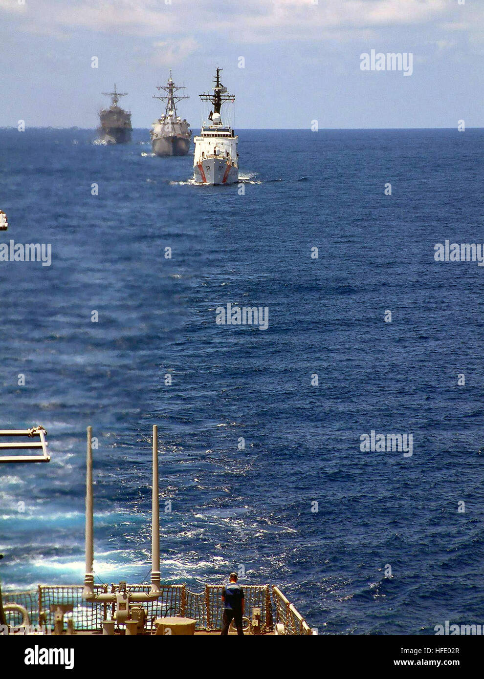 040527-N-4104L-006 sul Mare del Sud della Cina (27 maggio 2003) - STATI UNITI Coast Guard Hamilton-class cutter Mellon (WHEC 717), il missile destroyer USS McCampbell (DDG 85) e dock anfibio sbarco nave USS Fort McHenry (LSD 43) vapore insieme come parte di esercitare la cooperazione a galla la prontezza e la formazione (Carati) 2004 gruppo di attività. Recuperare la nave USS Salvor (ARS 52) completano il gruppo di attività, lo svolgimento di esercizi in tutto il sud-est asiatico durante i mesi estivi. Stati Uniti Navy foto di Chief giornalista Melinda Larson (rilasciato) Navy US 040527-N-4104L-006 U.S. Coast Guard Hamilton-class cutter Foto Stock