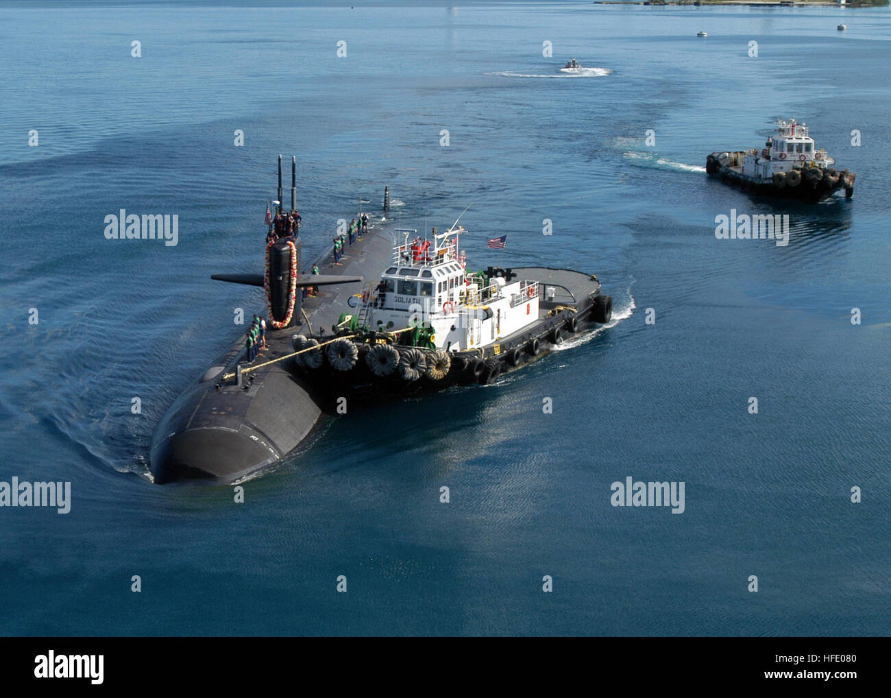040604-N-4658L-003 Santa Rita, Guam (Jun. 4, 2004)- L'attacco sommergibile USS San Francisco (SSN 711) restituisce a Apra Harbor, Guam, dopo cinque mesi di distribuzione. San Francisco è attaccato al comandante, Squadriglia Sommergibili 15 (COMSUBRON quindici), che è la marina è solo distribuita Squadriglia Sommergibili ed è homeported nel territorio degli Stati Uniti di Guam. Stati Uniti Navy foto dal fotografo il compagno di classe 2a Mark A. Leonesio (rilasciato) Navy US 040604-N-4658L-003 l'attacco sommergibile USS San Francisco (SSN 711) restituisce a Apra Harbor, Guam, dopo cinque mesi di deployment Foto Stock