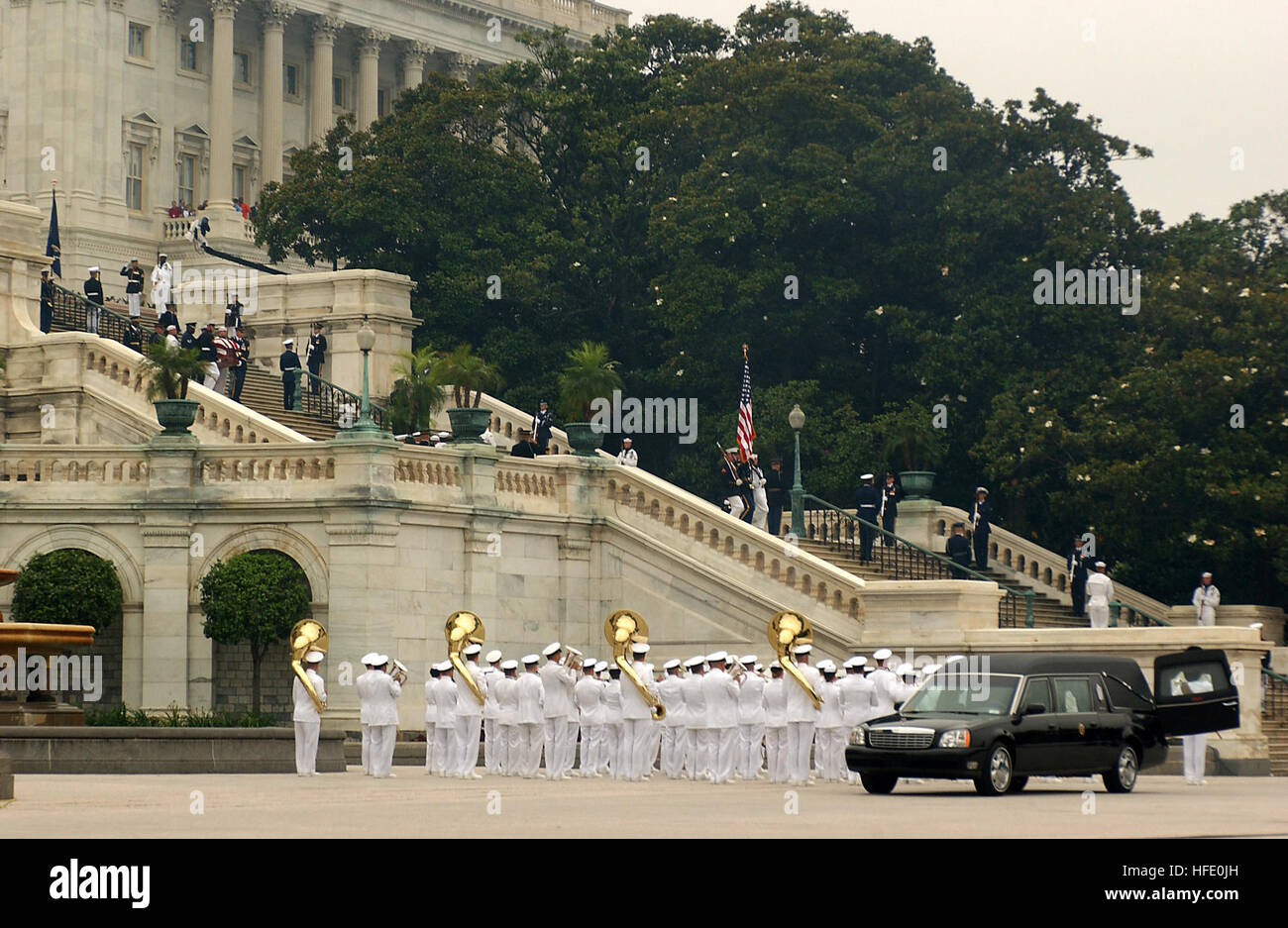 040611-N-1810F-004 Washington, D.C. (Jun. 11, 2004) Ð cerimoniale di onore guardie marzo giù i passaggi del Campidoglio di Washington D.C., dopo la rotonda Service in onore di ex Presidente Ronald Reagan. Sei giorni di lutto e di ricordo per Reagan è venuto a un climax come i leader del mondo e i veterani della guerra fredda si sono riuniti a Washington la Cattedrale Nazionale di prendere parte all'ex presidente del funerale di stato. Reagan è morto il 5 Giugno all'età di 93. Stati Uniti Navy foto di PhotographerÕs Mate 3° classe Frantom Todd (rilasciato) Navy US 040611-N-1810F-004 cerimoniale di onore guardie marzo giù il passo Foto Stock