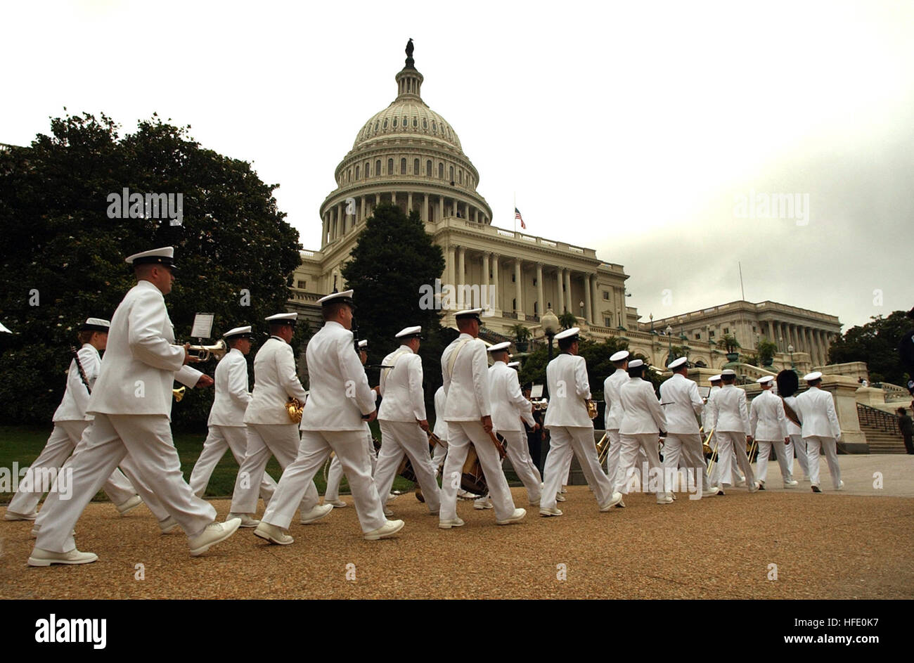 040611-N-1810F-003 Washington, D.C. (Jun. 11, 2004) Ð la U.S. La banda della marina militare marche in posizione durante la Rotunda Service in onore di ex Presidente Ronald Reagan di Washington, D.C. Sei giorni di lutto e di ricordo per Reagan è venuto a un climax come i leader del mondo e i veterani della guerra fredda si sono riuniti a Washington la Cattedrale Nazionale di prendere parte all'ex presidente del funerale di stato. Reagan è morto il 5 Giugno all'età di 93. Stati Uniti Navy foto di PhotographerÕs Mate 3° classe Frantom Todd (rilasciato) Navy US 040611-N-1810F-003 - STATI UNITI La banda della marina militare marche in posizione durante la Rotunda Service h Foto Stock