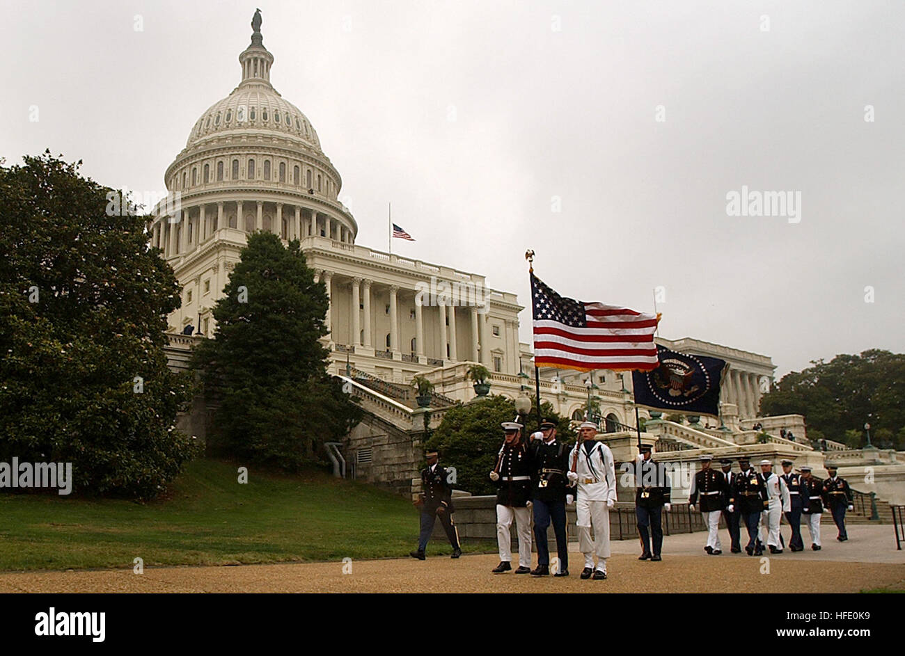 040611-N-1810F-007 Washington, D.C. (11 giugno 2004) - i membri delle Forze Armate cerimoniale di guardia d'onore marzo dal Capitol Building come un trasporto funebre Presidente Ronald ReaganÕs rimane la motivazione della Cattedrale Nazionale di Washington per i funerali di stato si discosta di servizio. Sei giorni di lutto e di ricordo per Reagan è venuto a un climax come i leader del mondo e i veterani della guerra fredda si sono riuniti a Washington la Cattedrale Nazionale di prendere parte all'ex presidente del funerale di stato. Reagan è morto il 5 Giugno all'età di 93. Stati Uniti Navy foto di PhotographerÕs Mate 3° di classe Todd Frantom. (REL Foto Stock