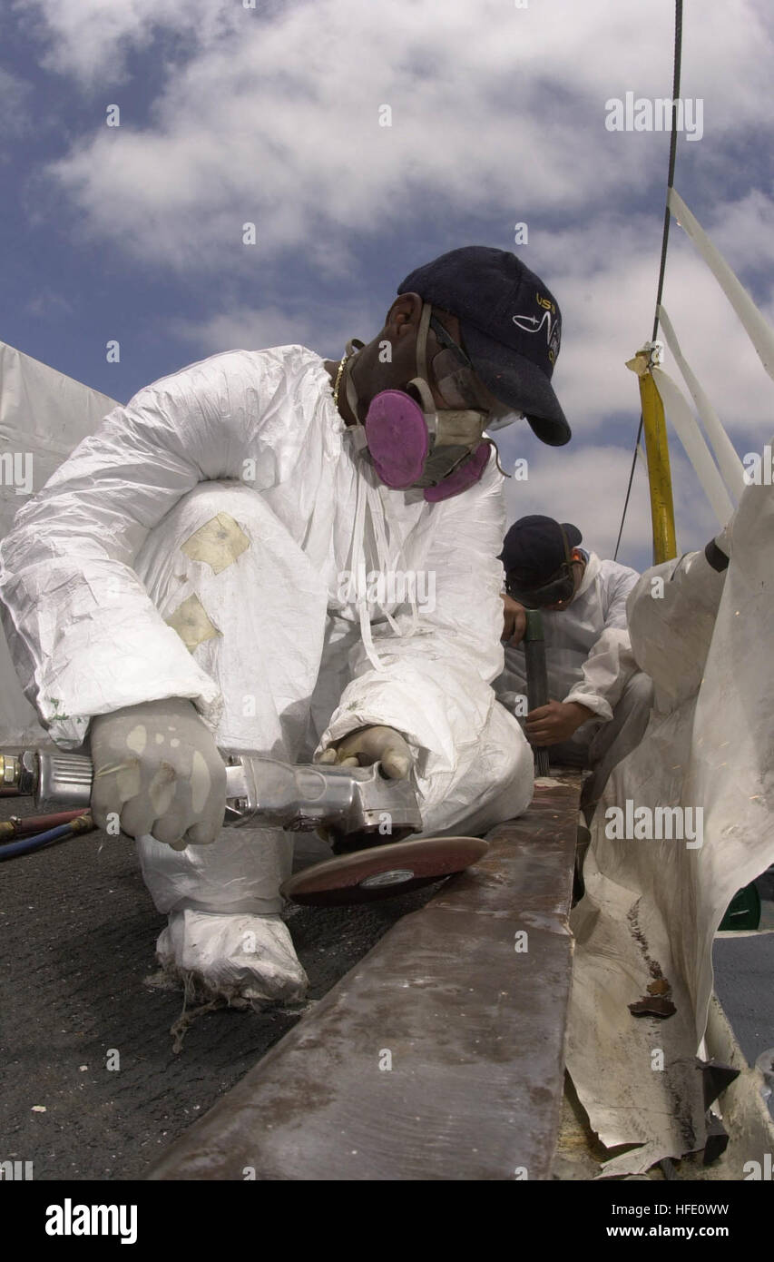 040615-N-8158F-001 Naval Air Station, Isola del nord (15 giugno 2004) - Airman Rawlston Benjamin da Tampa, Florida, prepara un deck-edge per la conservazione e la riverniciatura sul ponte di volo a bordo della portaerei USS Nimitz CVN (68). Nimitz è attualmente in corso un progetto di disponibilità incrementale (PIA) ciclo di manutenzione. Stati Uniti Navy foto dal fotografo di Mate Airman Roland Franklin (rilasciato) Navy US 040615-N-8158F-001 Airman Rawlston Benjamin da Tampa, Florida, prepara un deck-edge per la conservazione e la riverniciatura Foto Stock