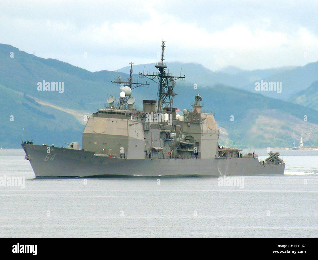 040620-O-0000C-001 fiume Clyde, Scozia (20 giugno 2004) Ð il missile cruiser USS Gettysburg (CG 64) Le crociere lungo il fiume Clyde dopo il rifornimento di carburante. Gettysburg è che partecipano all'Organizzazione del Trattato del Nord Atlantico (NATO) esercizio congiunto corso marittimo (JMC). Stati Uniti Navy Foto di Dave Cullen (rilasciato) Navy US 040620-O-0000C-001 il missile cruiser USS Gettysburg (CG 64) Le crociere lungo il fiume Clyde dopo il rifornimento di carburante Foto Stock