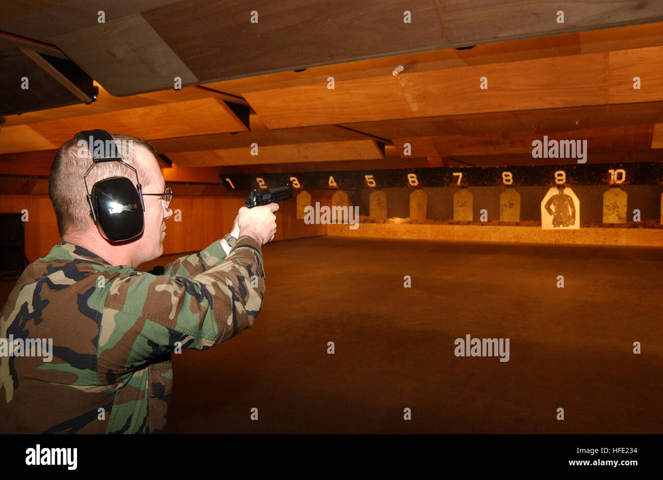 030409-N-9849W-002 Yokosuka, Giappone (apr. 9, 2003) -- danni Controlman 2a classe Scott Johnson da Mt. Piacevole, Mich, pratiche con un 9mm pistola durante il corso di formazione per la base militare di polizia presso il comandante, le attività della flotta Yokosuka indoor pistola e fucile gamma. Stati Uniti Navy foto dal fotografo compagno del 3° di classe John E. boschi. (Rilasciato) Navy US 030409-N-9849W-002 danni Controlman 2a classe Scott Johnson da Mt. Piacevole, Mich, pratiche con un 9mm pistola durante il corso di formazione per la base militare di polizia presso il comandante, le attività della flotta Yokosuka indoor pistola %%5E sho Foto Stock