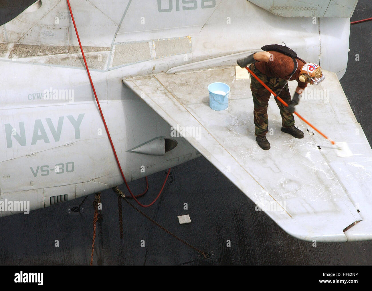 040723-N-4374S-001 Golfo Arabico (Luglio 23, 2004) - Un marinaio assegnato all'ÒDiamond CuttersÓ Mare Control Squadron tre Zero (VS-30), frega un S-3B Viking's stabilizzatore orizzontale durante un lavaggio degli aerei sul ponte di volo a bordo della USS John F. Kennedy (CV 67). Kennedy è uno dei sette sciopero portante gruppi (CSGs) coinvolti in estate 2004 impulsi. Impulso di estate 2004 è la distribuzione del vettore di sette gruppi di sciopero (CSGs), dimostrando la capacità della marina di fornire credibili capacità di combattimento in tutto il mondo, in cinque teatri con altri Stati Uniti, alleati, e la coalizione di forze militari. In estate è di impulso Foto Stock
