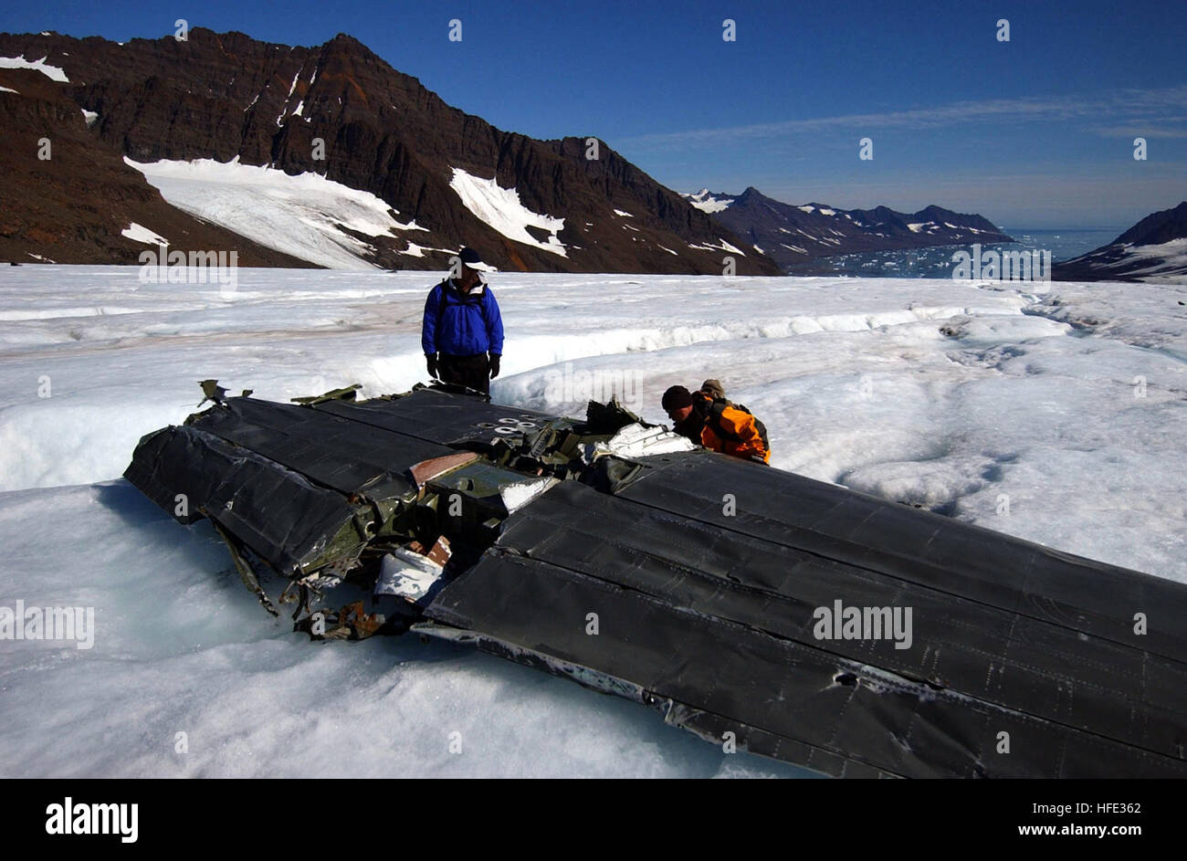 040807-N-0331L-010 Groenlandia (Agosto 7, 2004) Ð Lt. Cdr. Christopher soffiare e il tenente Cdr. Steve comporre esaminare il relitto di una marina P-2V Nettuno aerei che si è schiantato sulla Groenlandia nel 1962. La marina militare sta conducendo le operazioni di recupero in Groenlandia per riportare eventuali resti umani. Stati Uniti Navy foto di PhotographerÕs Mate 2a classe Jeffrey Lehrberg (rilasciato) Navy US 040807-N-0331L-010 Christopher soffiare e il tenente Cdr. Steve comporre esaminare il relitto di una marina P-2V Nettuno aerei che si è schiantato sulla Groenlandia nel 1962 Foto Stock