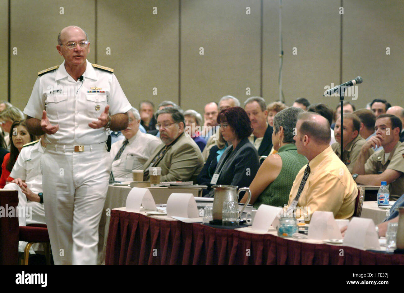 040811-N-2383B-055 Arlington, VA (Agosto 11, 2004) - ADM. Vern Clark, Capo di operazioni navali (CNO), parla ai membri delle strategie di apprendimento Conferenza Consorzio circa la visione di apprendimento a livello di Gateway Marriot in Crystal City, Virginia U.S. Navy foto di Chief Fotografo compagno del Johnny Bivera. (Rilasciato) Navy US 040811-N-2383B-055 Capo di operazioni navali (CNO), ADM. Vern Clark Foto Stock