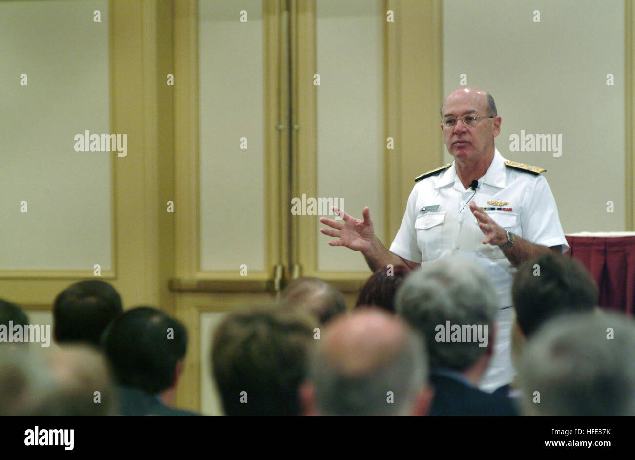 040811-N-2383B-082 Arlington, VA (Agosto 11, 2004) - ADM. Vern Clark, Capo di operazioni navali (CNO), parla ai membri delle strategie di apprendimento Conferenza Consorzio circa la visione di apprendimento a livello di Gateway Marriot in Crystal City, Virginia U.S. Navy foto di Chief Fotografo compagno del Johnny Bivera. (Rilasciato) Navy US 040811-N-2383B-082 Capo di operazioni navali (CNO), ADM. Vern Clark Foto Stock