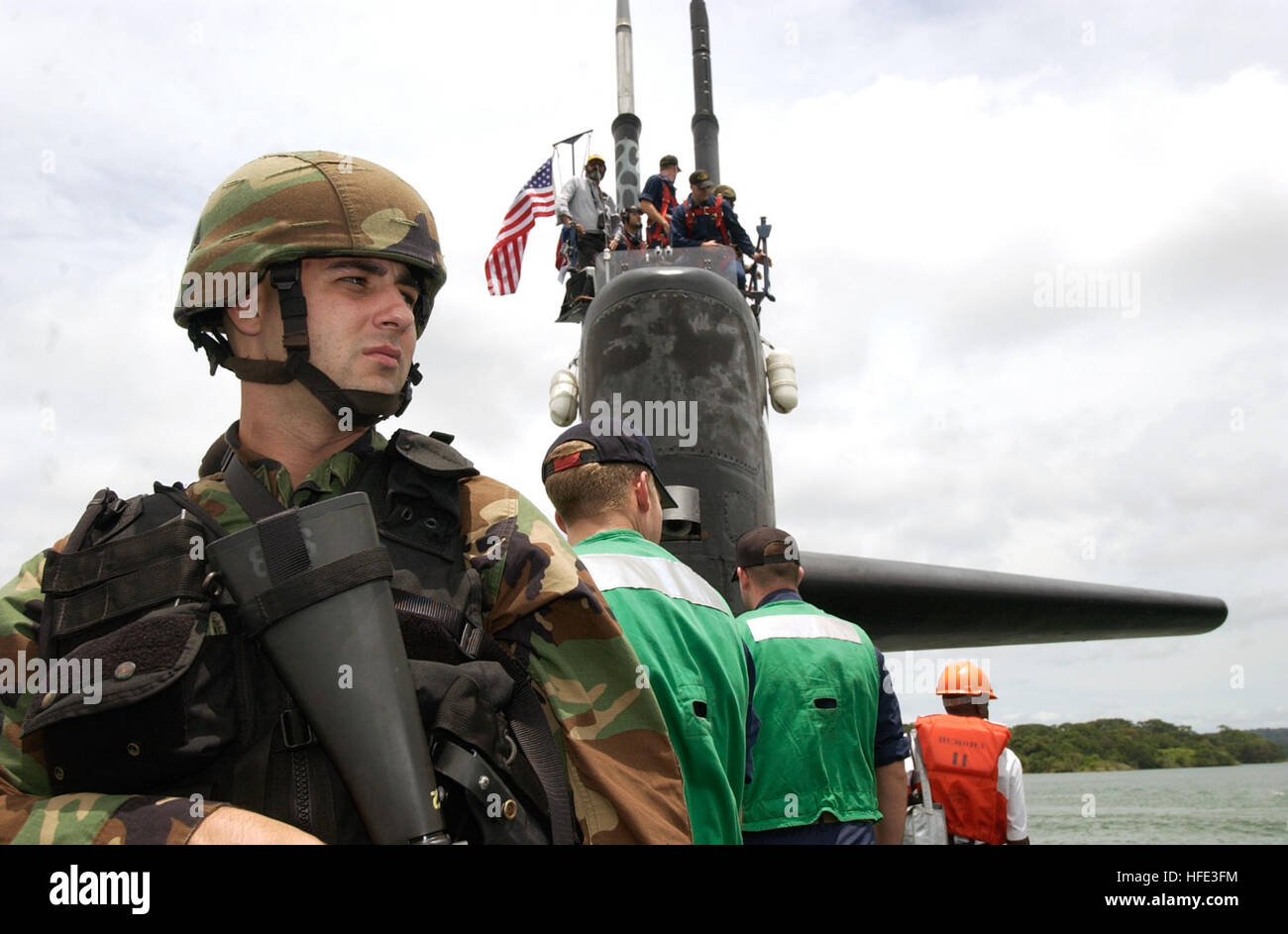 040821-N-6811L-220 Panama Canal (Agosto 21, 2004) - Master-at-Arms 2a classe David Wampler, assegnato per la sicurezza mobile il distacco a due a due (DMS-22), fornisce la sicurezza per la USS Portsmouth (SSN 707) come il sommergibile transiti attraverso il canale di Panama. Portsmouth, una Los Angeles-classe attacco veloce sottomarino, è in transito a Norfolk, Virginia, ed è programmato per lo smantellamento nel settembre 2004. Stati Uniti Navy foto dal fotografo di mate 1. Classe David A. PRELIEVO (rilasciato) Navy US 040821-N-6811L-220 Master-at-Arms 2a classe David Wampler, assegnato per la sicurezza mobile il distacco a due a due (DMS-22), fornisce secur Foto Stock