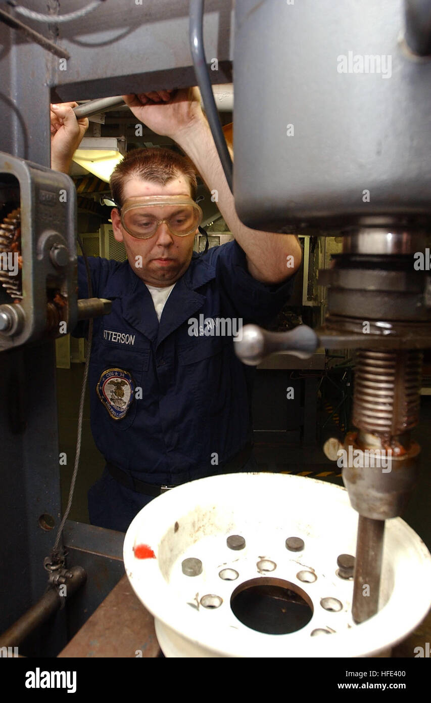 Un Aviation Support Equipment Technician a bordo della USS John C. Stennis (CVN 74) utilizza una pressa idraulica da 50 tonnellate nell'officina di lamiera per la manutenzione dei cerchioni degli pneumatici degli aeromobili, mentre Carrier Air Wing Fourteen (CVW-14) è dispiegato nel Mar Cinese meridionale. Foto Stock