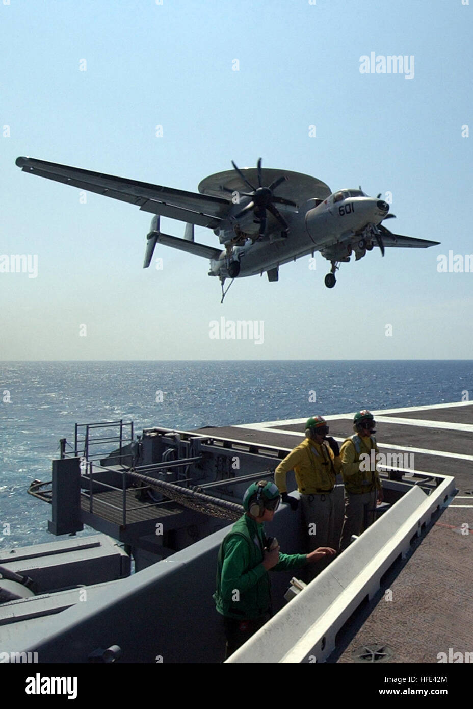 040910-N-4308O-017 Oceano atlantico (sett. 10, 2004) Ð Un E-2C+ Hawkeye, assegnato all'ÒBear AcesÓ del Carrier Airborne Early Warning Squadron uno due quattro (VAW-124), proviene in per un arrestato lo sbarco a bordo della Nimitz-class portaerei USS Harry Truman (CVN 75). Il E-2C+ Hawkeye è modificato con le otto-bladed NP2000 a elica. Il nuovo propulsore, fatta da Hamilton-Sundstrand, aumenta le prestazioni e la sicurezza lungo con migliori tecniche di manutenzione. Altri miglioramenti alla cellula includono il gruppo II computer di missione del Programma di sostituzione, che accelera il computer HawkeyeÕs gie Foto Stock