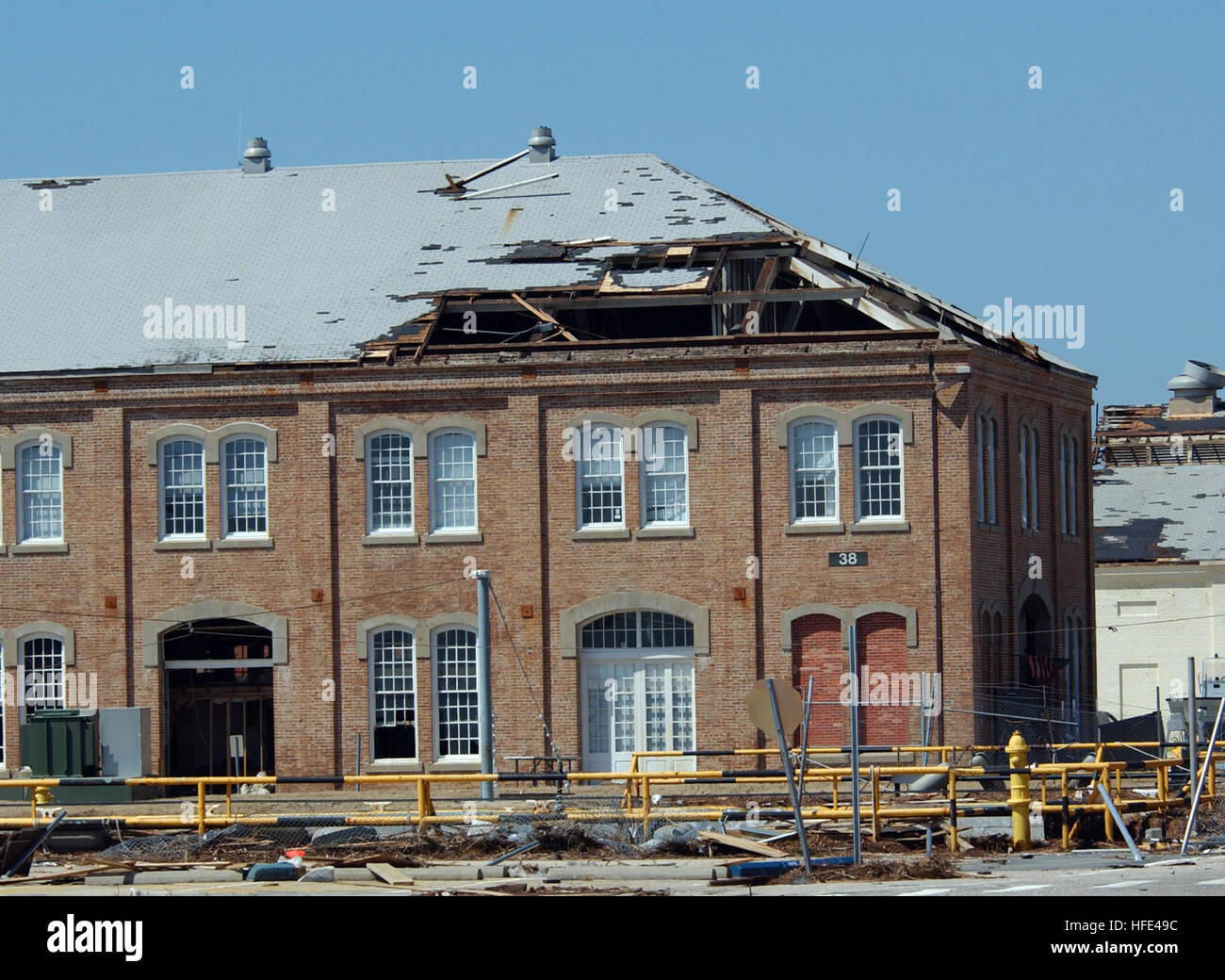 040919-N-1539M-005 Naval Air Station Pensacola, Fla. (sett. 19, 2004) - La porta Operations Building a bordo Naval Air Station Pensacola Fla., è stata gravemente danneggiata da un forte vento e mareggiata inondazioni dall uragano Ivan. Funzionari della marina militare ha riferito che circa il 90 percento degli edifici sulla base navale ha subito gravi danni. Ivan realizzato approdo alla Gulf Shores, Ala, a circa 3:15 a.m. EST Sett. 16, con venti di 130 km/h. Stati Uniti Navy foto dal fotografo compagno del 2° classe McSween Saul (rilasciato) Navy US 040919-N-1539M-005 le operazioni portuali edificio sul bordo Naval Air Station P Foto Stock