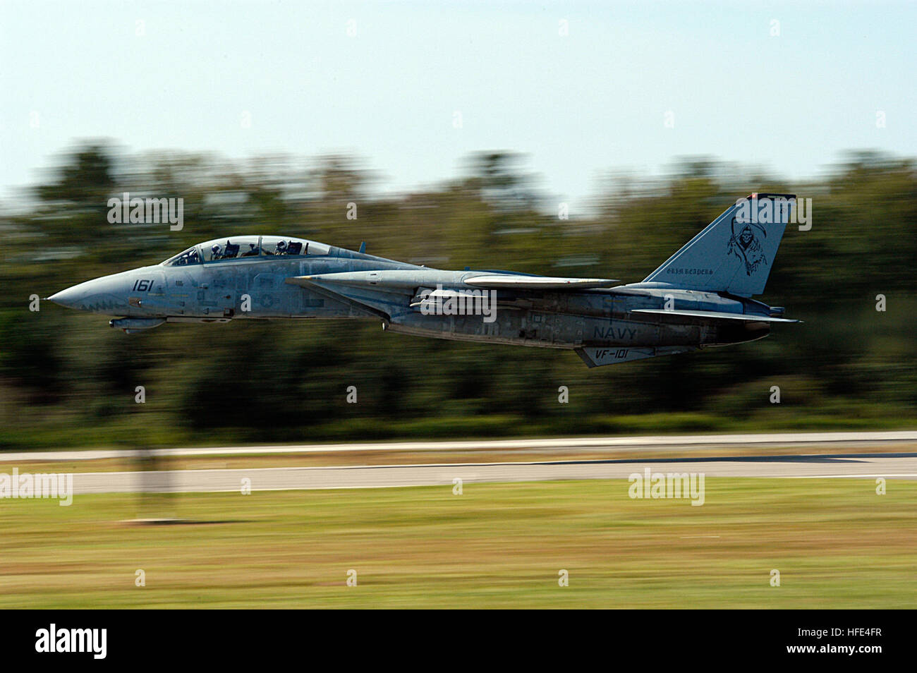 040925-N-0295M-122 Naval Air Station Oceana, Va. (sett. 25, 2004) Ð Un F-14D Tomcat assegnato all'ÒGrim ReapersÓ del Fighter Squadron Uno Zero One (VF-101), vola basso in pista dopo aver preso il largo per la sua antenna di dimostrazione di volo al 2004 ÒIn perseguimento della libertà,Ó Naval Air Station Oceana Air Show. L'air show tenutosi sett. 24-26, ha montrato civili e aerei militari da NationÕs forze armate, che ha fornito molte dimostrazioni di volo statico e visualizza. Stati Uniti Navy foto di PhotographerÕs Mate 2a classe Daniel J. McLain (rilasciato) Navy US 040925-N-0295M-122 Un F-14D Tomcat vola Foto Stock