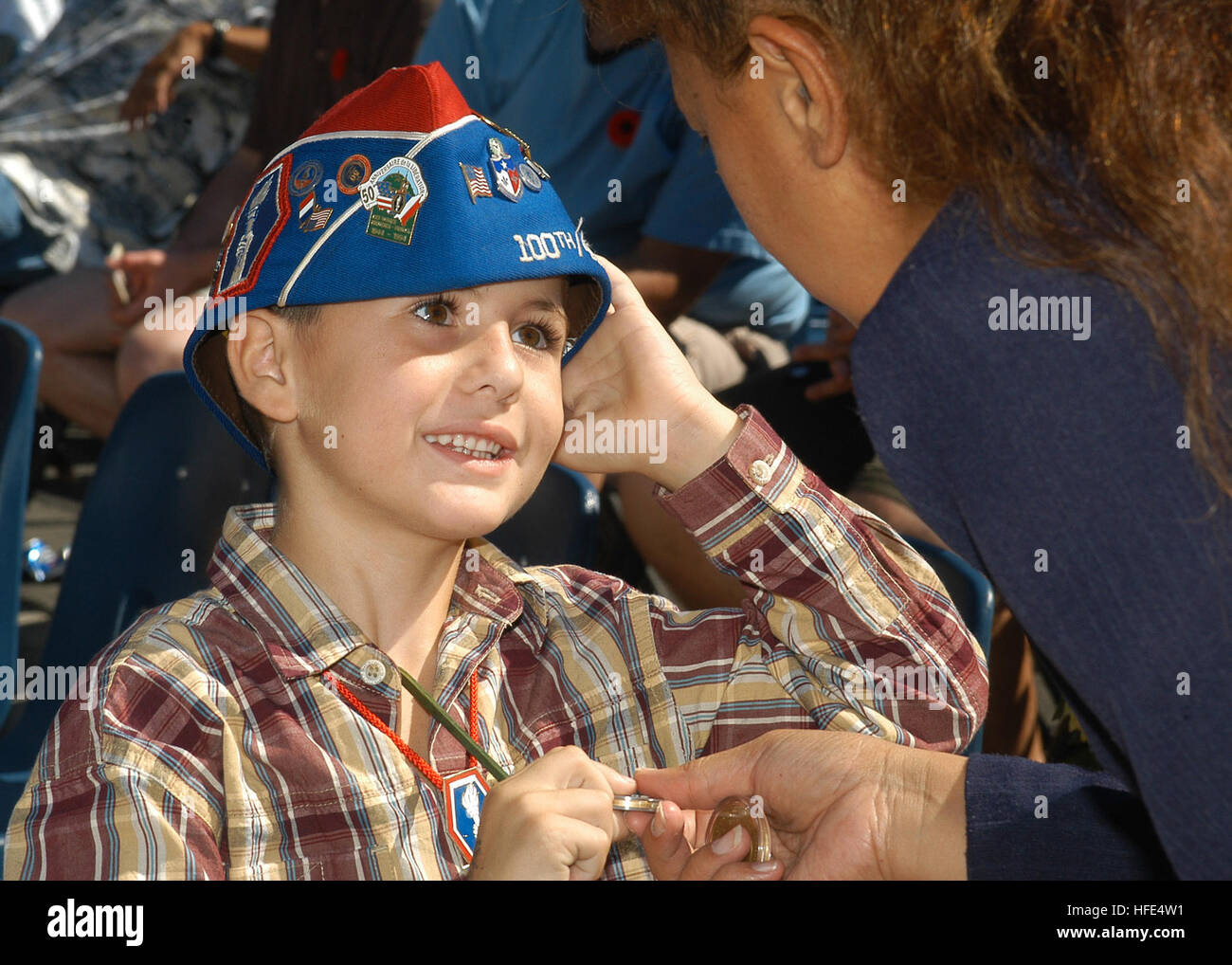 041111-N-3207-024 Honolulu, Hawaii (nov. 11, 2004) - Martin Roulin da Bruyers, Francia, riceve un gettone per la sua parte nel presentare una corona con il nonno Pierre Roulin. Le forze americane aiutata la città di Bruyers nel raggiungimento di liberazione dall occupazione tedesca durante la Seconda Guerra Mondiale. Il giorno dei Veterani disabili veterani americani (DAV) Dipartimento delle Hawaii ha ospitato la cinquantaquattresima Massing annuale della cerimonia di colori e un tributo ai nostri servizi armati e tutti i veterani di guerra presso il National Memorial Cemetery del Pacifico a Honolulu, Hawaii. Stati Uniti Navy foto dal fotografo di Mate 2a classe Jennifer L. Bai Foto Stock