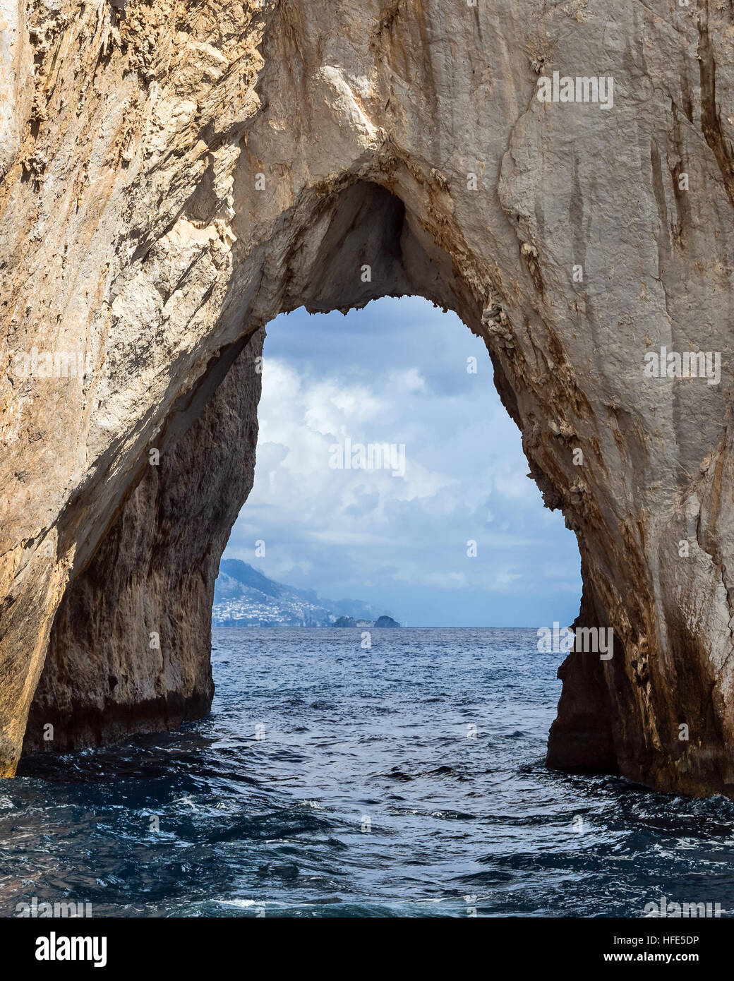 Faraglione di Mezzo famoso arco di pietra, Faraglioni - costiere oceaniche e formazione di roccia erosa dalle onde. Capri, Italia, Foto Stock
