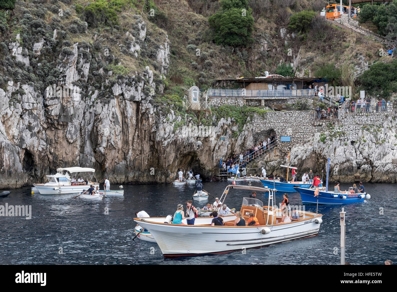 I turisti barche vicino a Marina Grande di Capri, un'isola, la baia di napoli, Italia, Europa Foto Stock