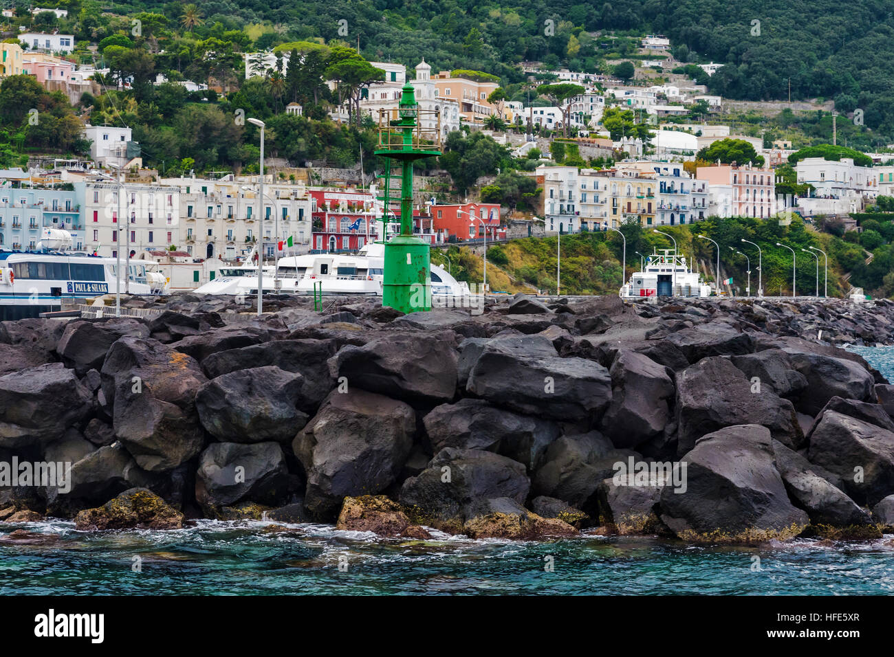 Vista sul Porto di Marina Grande con piccole bright green lighthouse, Capri, un'isola, la baia di Napoli, Italia, Europa Foto Stock