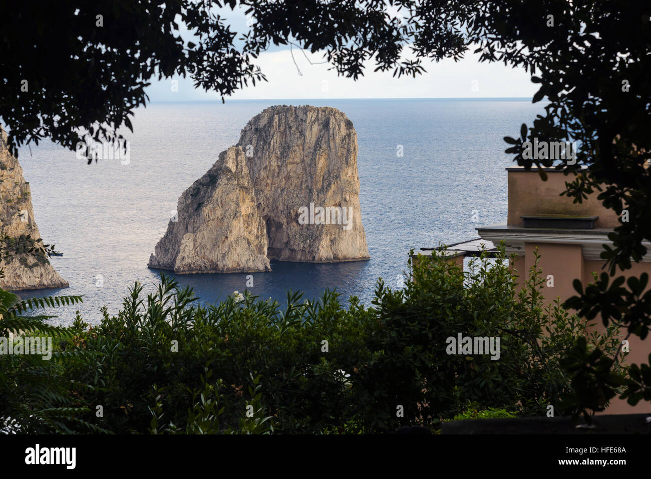Bella vista sulla parola famosi Faraglioni dai giardini di Augusto, Capri, Italia Foto Stock